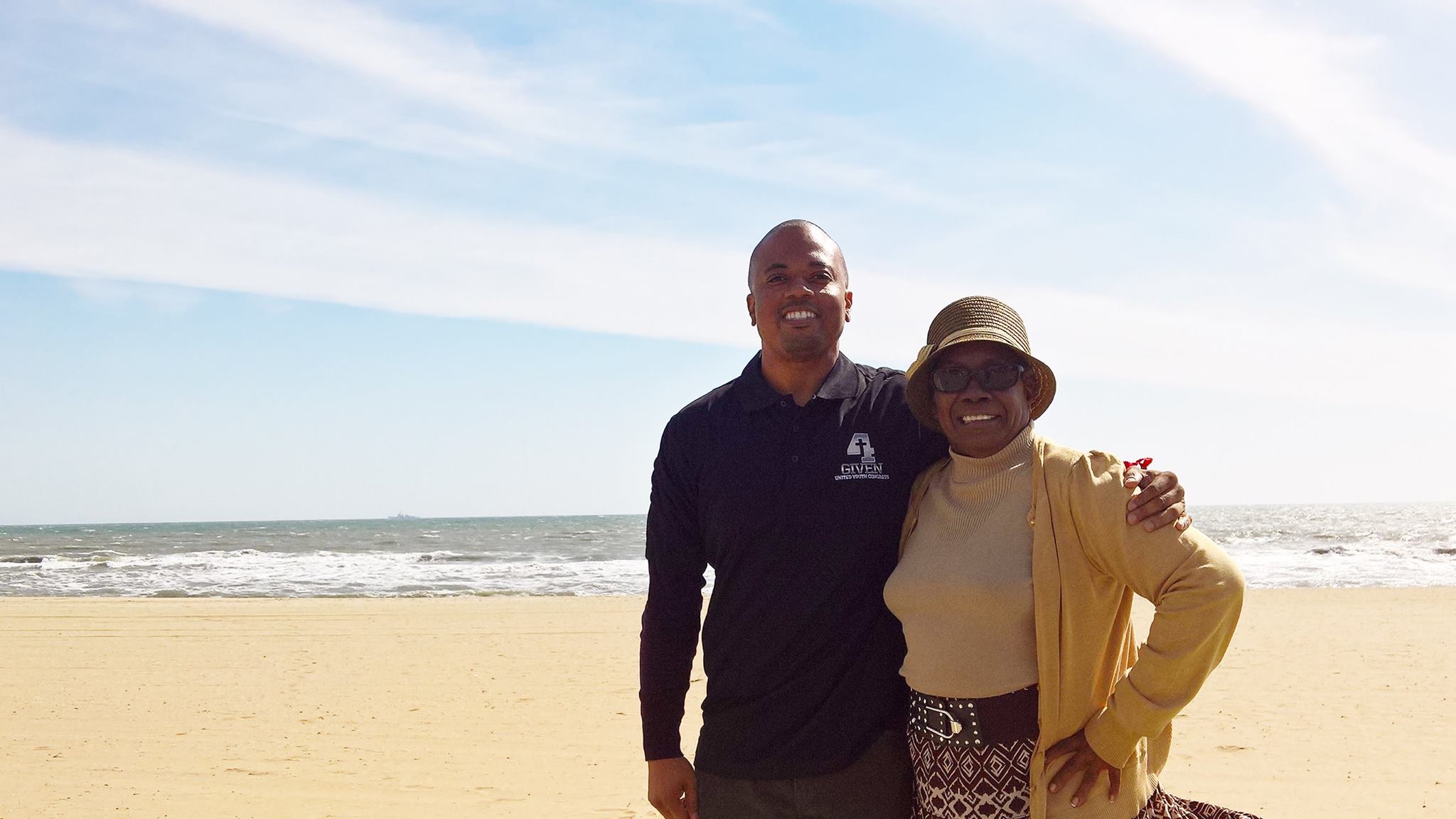 Thoris Lamar Burt and Carolyn Virginia Burt standing together on the beach